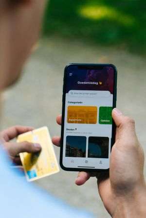 CEC Bank lansează serviciile de top-up cartele telefonice şi de achiziţie vouchere cadou